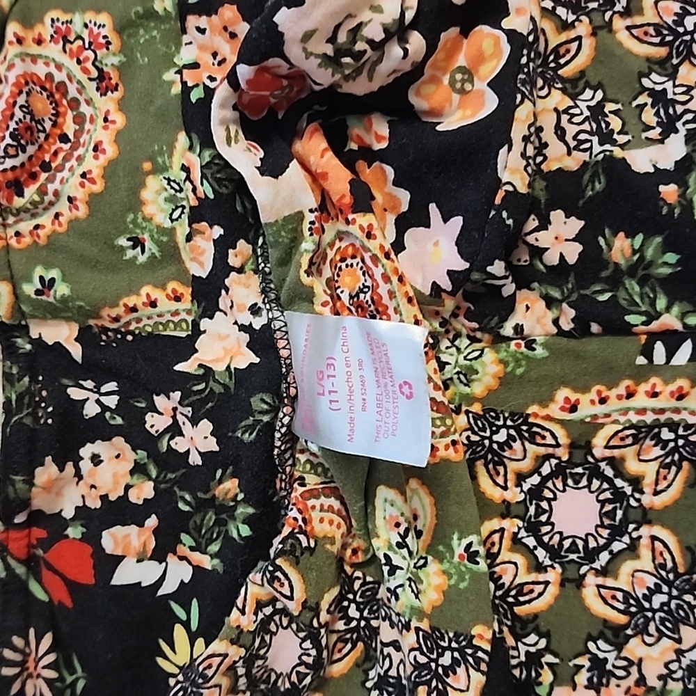 No boundaries fun funky bell bottoms size Large. 100 percent polyester.